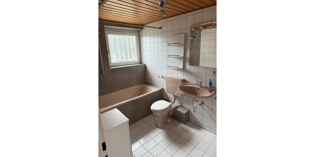 Helle 2-Zimmer-Untergeschosswohnung mit Einbauküche und Terrasse 3 zimmer