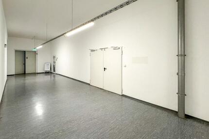 LAGER MIT BÜRO & KÜCHE – 240 m² – ÜBERWACHT – LASTENAUFZUG – STARKSTROM – RENOVIERT zimmer