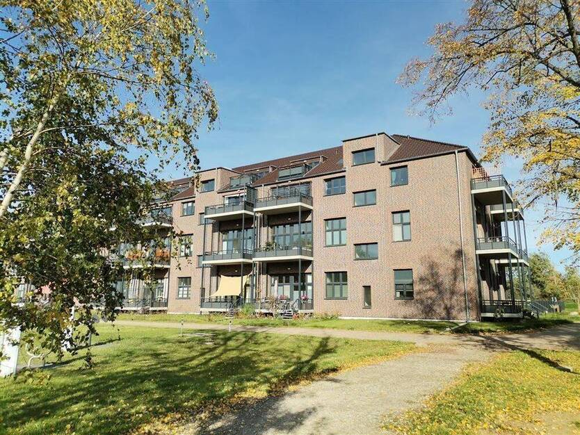 ZUM 01.08.25 - Helle 3-Zimmer-Dachgeschoßwohnung mit großem Balkon und Tageslichtbad