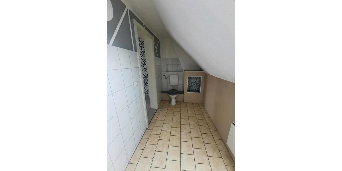 Biete 2 Raum Dachgeschosswohnung an 2 zimmer