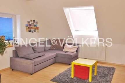 Sanierte DG-Wohnung mit EBK, Bühne + Stellplatz 3 zimmer
