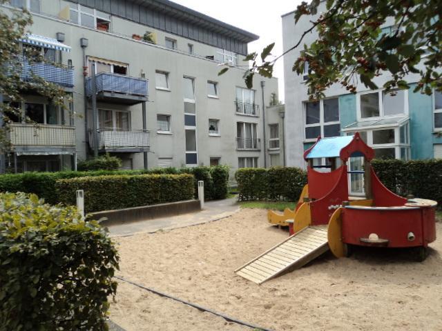 Sanierte 2,5-Zimmer-Dachgeschosswohnung mit Westbalkon in Bonn Brüser Berg zimmer