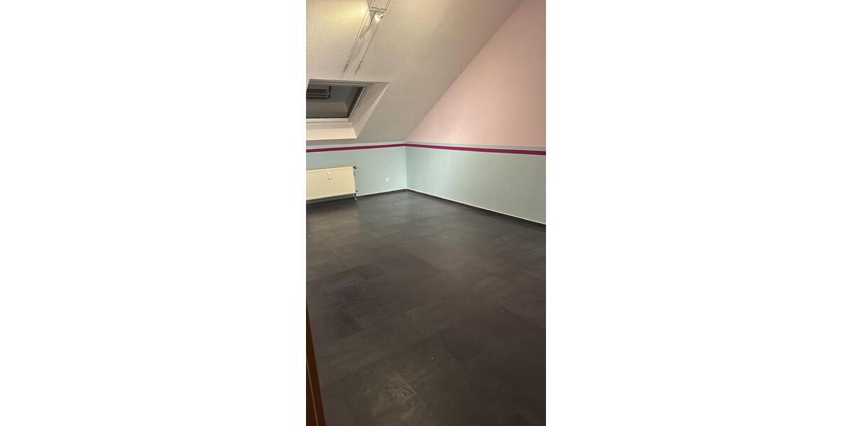 Dachgeschoßwohnung Bous - 5 Zimmer, 165 m&sup2;, 1.000&euro; | Angebot:25025158