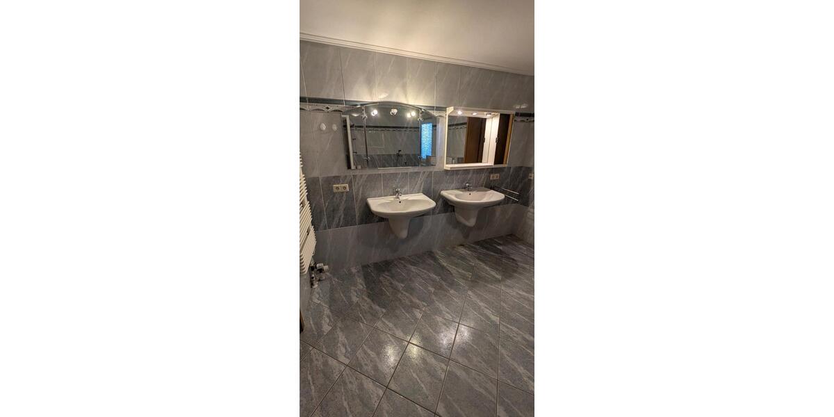 Erdgeschoßwohnung Kropp - 5 Zimmer, 200 m&sup2;, 1.950&euro; | Angebot:26050213