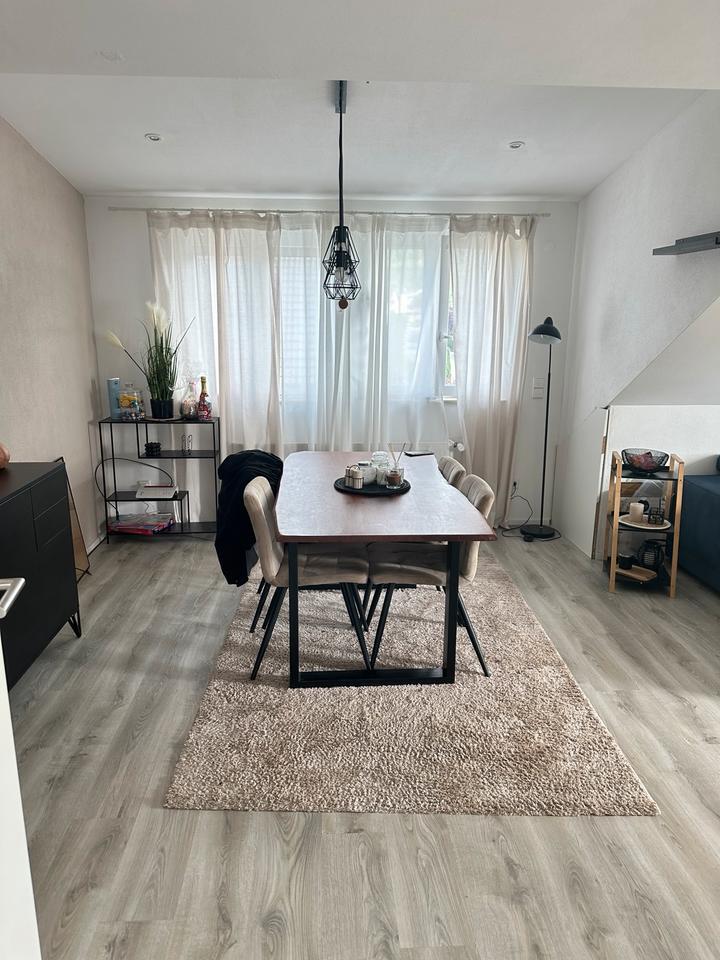 Helle 3 Zimmer Dachgeschoßwohnung in kernsaniertem 3 Familienhau