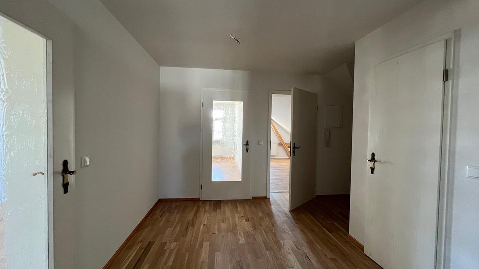 Dachgeschoßwohnung Hohenstein-Ernstthal Ernstthal - 4 Zimmer, 105 m&sup2;, 700&euro; | Angebot:24380399