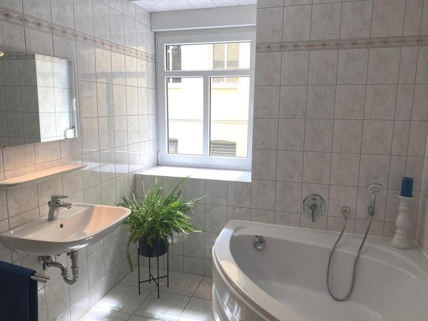 Ruhig gelegene 3-Zimmer-Wohnung mit Wintergarten auf großem Grundstück am Friedensberg