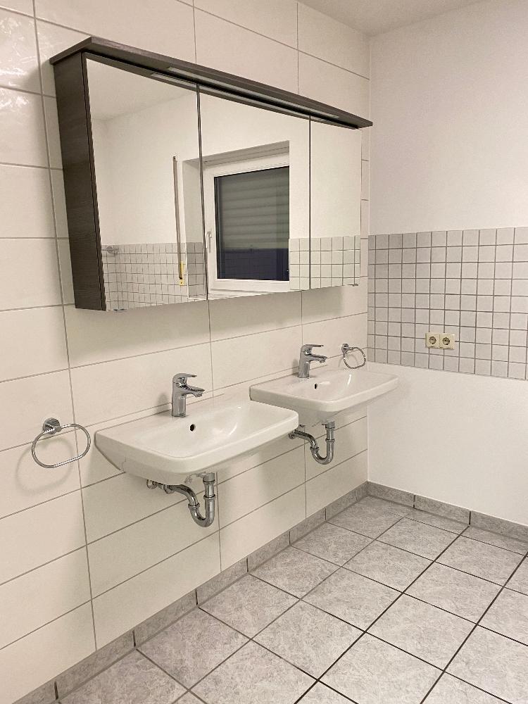 *** Großzügige 4-Zi.-Mietwohnung in Karlsdorf ***
