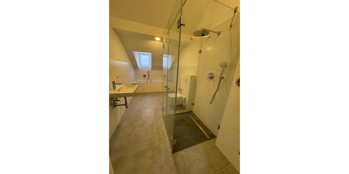 Hochwertig sanierte 3-Zimmer-Dachgeschosswohnung mit Denkmalchara 3 zimmer