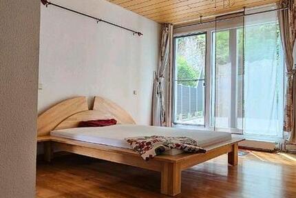 Großes Doppelzimmer mit Terrasse in WG 1.5 zimmer