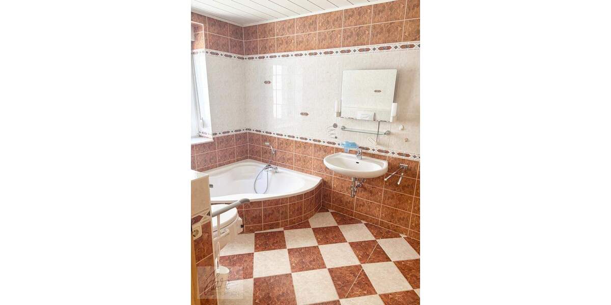 ***ALTERSGERECHTE 2-RAUMWOHNUNG IM ERDGESCHOSS- ERSTBEZUG NACH SANIERUNG*** mit 2 Tageslichtbädern inkl. Eckbadewanne, bodengleicher Duche und altersg 2 zimmer