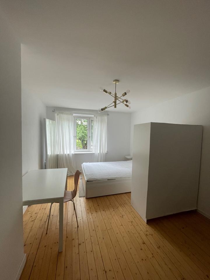 Helles Mädchen-WG-Zimmer in zentraler Lage