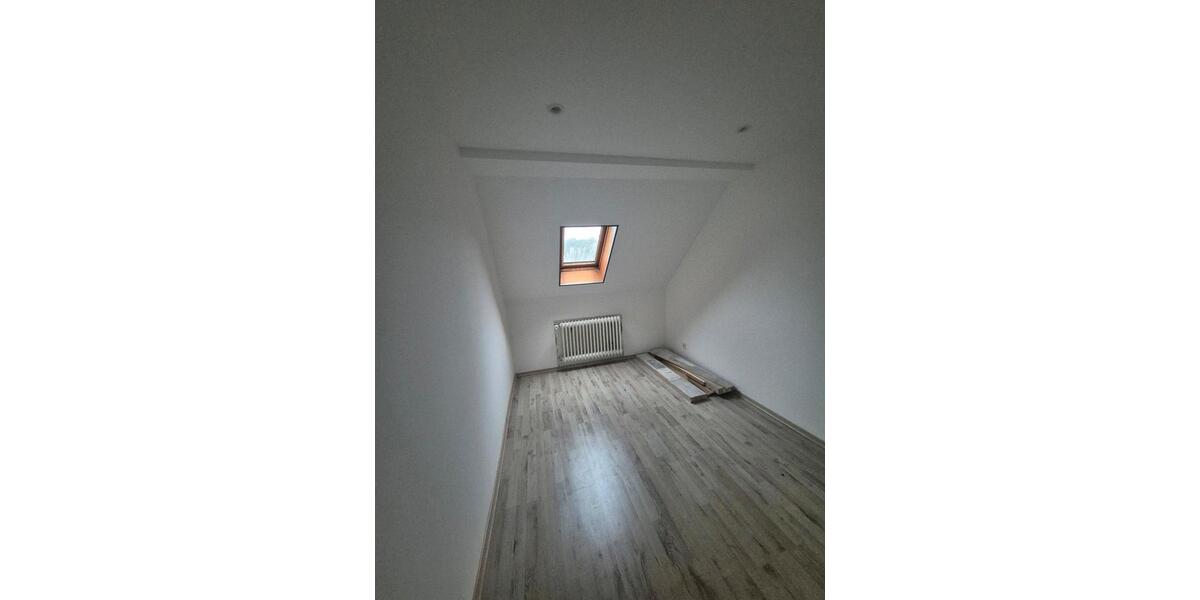 Dachgeschoßwohnung Saarbrücken West - 3 Zimmer, 60 m&sup2;, 450&euro; | Angebot:26025747