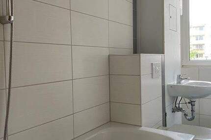 Bezugsfertige familienfreundliche Wohnung mit saniertem Bad! 3 zimmer