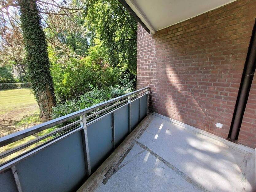 Neue Familie gesucht für Wohnung mit Balkon und frisch saniertem Wannenbad.