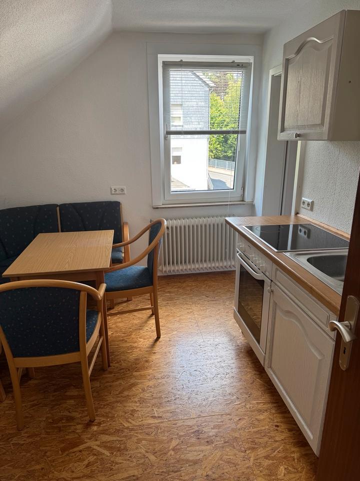 Zimmer zu vermieten an eine weibliche Person, gute Lage, zentral
