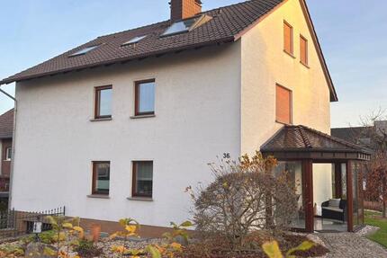 Tolle OG-Wohnung im 2 FH komplett renoviert, mit PKW-Stellplatz und Balkon in Gohfeld! 3 zimmer