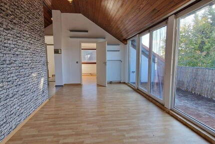 Dachgeschoßwohnung - 3 Zimmer mit Loggia in gepflegtem Haus