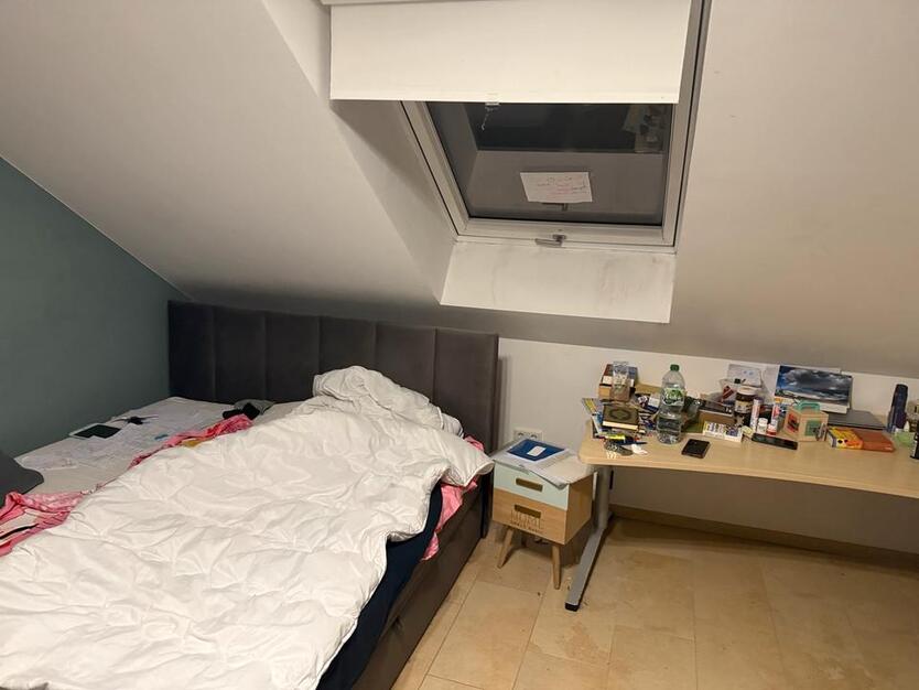 ‼️350 Euro‼️Zwischenmiete Untermiete‼️ 1 WG Zimmer (4er WG)‼️ 4 zimmer