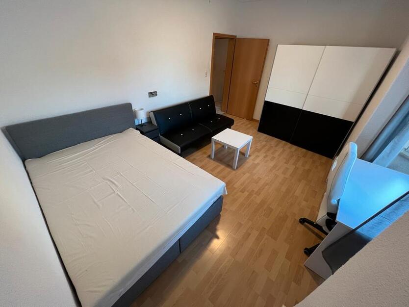 Sehr großes Zimmer mit großem Bett und Schrank
