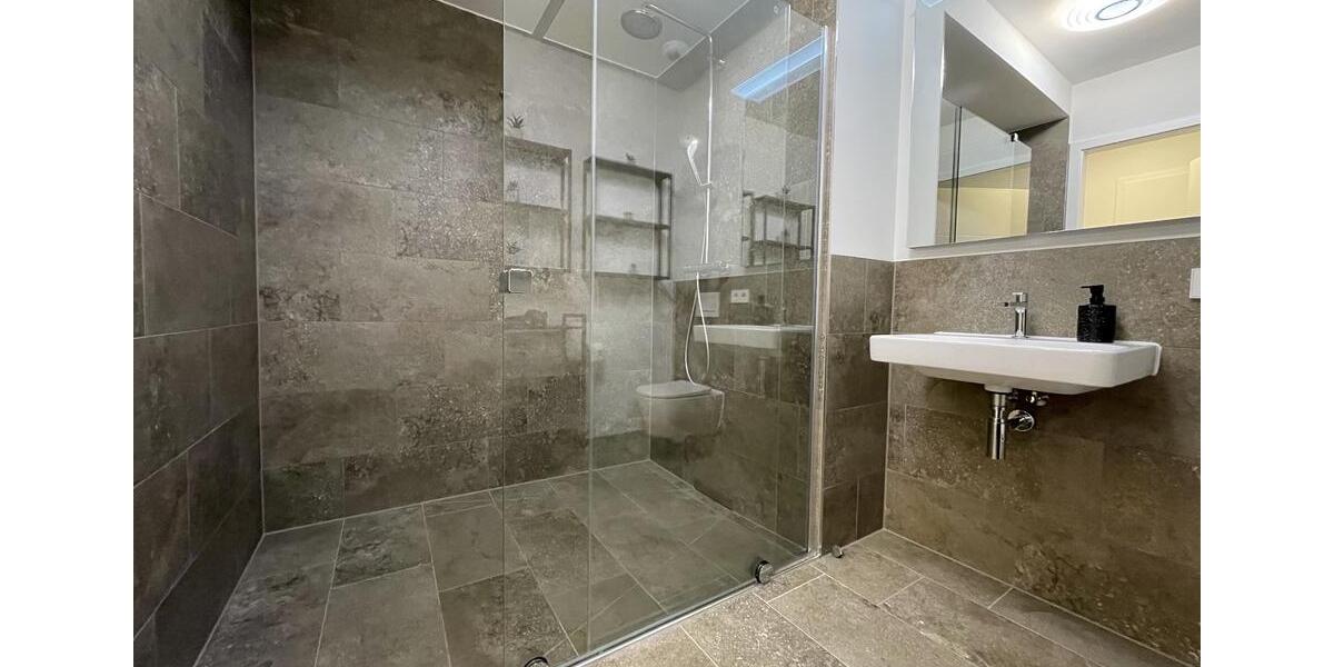 Möblierte-Wohnung | Luxus-Küche | Balkon | XL-TG-Stellplatz 4 zimmer