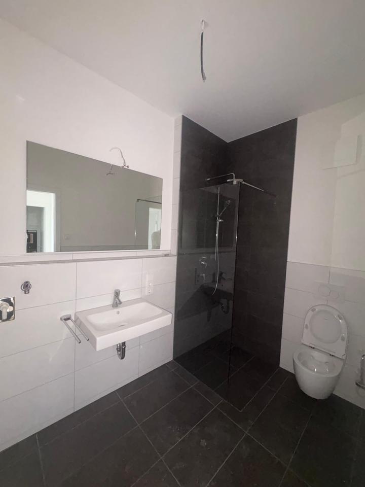 Neubau: 2,5-Zimmer-Wohnung in Aalen mit EBK, Balkon & Carport