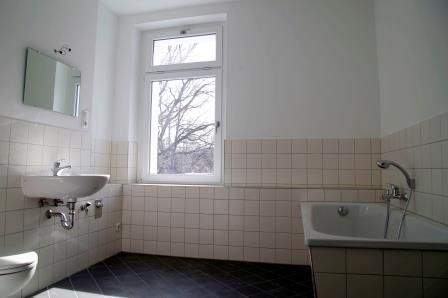 Qualitative Erdgeschoss- WE mit Balkon, FB-Heizung, Bad mit Dusche, Wanne, Fenster 2 zimmer