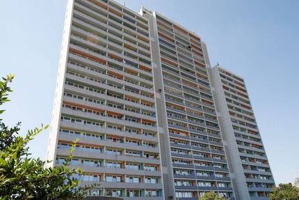 Erstbezug nach Modernisierung! 2 Zimmer + Balkon, neuer Boden, neues Bad, Aufzug