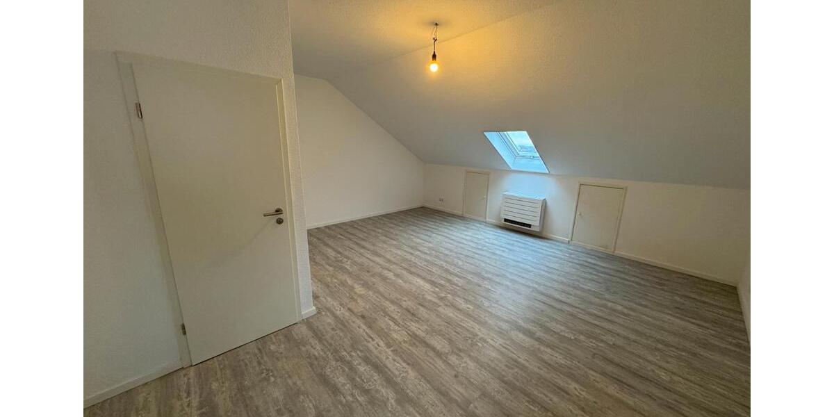 Dachgeschoßwohnung Gernsheim - 4 Zimmer, 86 m&sup2;, 1.040&euro; | Angebot:26272954