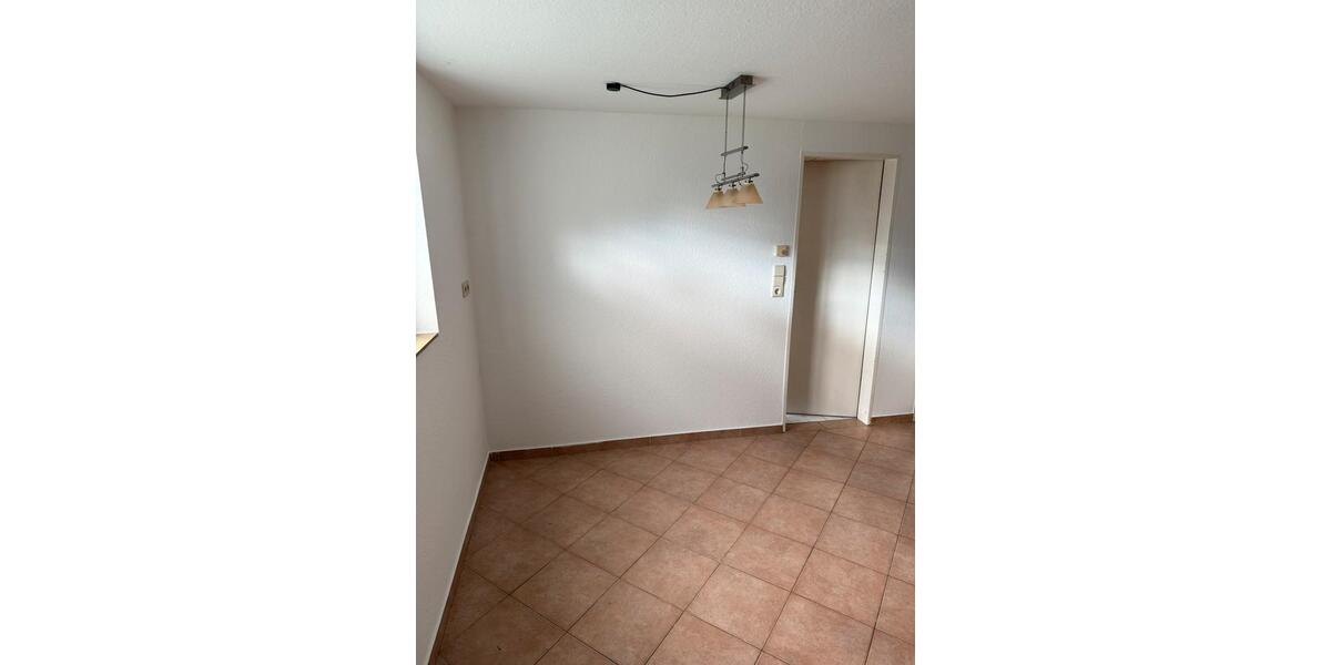 Helle 2-Zimmer-Untergeschosswohnung mit Einbauküche und Terrasse 3 zimmer