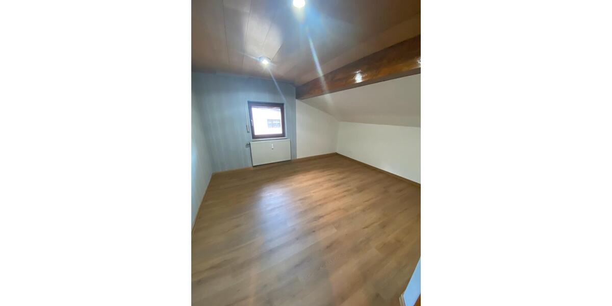 Dachgeschoßwohnung Bad Endbach - 3 Zimmer, 88 m&sup2;, 650&euro; | Angebot:26420246