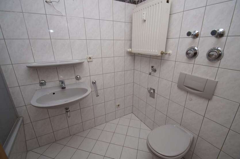 geeignet für 2er-WG - 2,5-Zi-DG-Whg - Laminat, Badewanne 2.5 zimmer