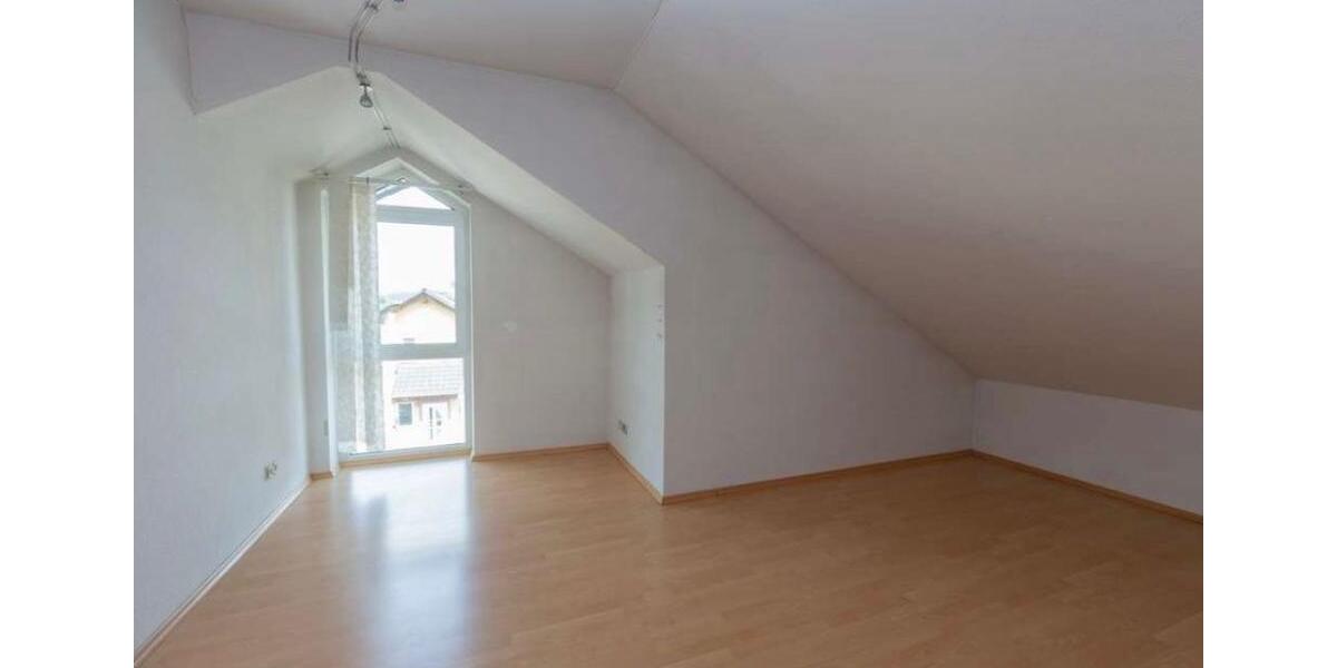 Dachgeschoßwohnung Buseck - 3 Zimmer, 100 m&sup2;, 1.200&euro; | Angebot:24995834