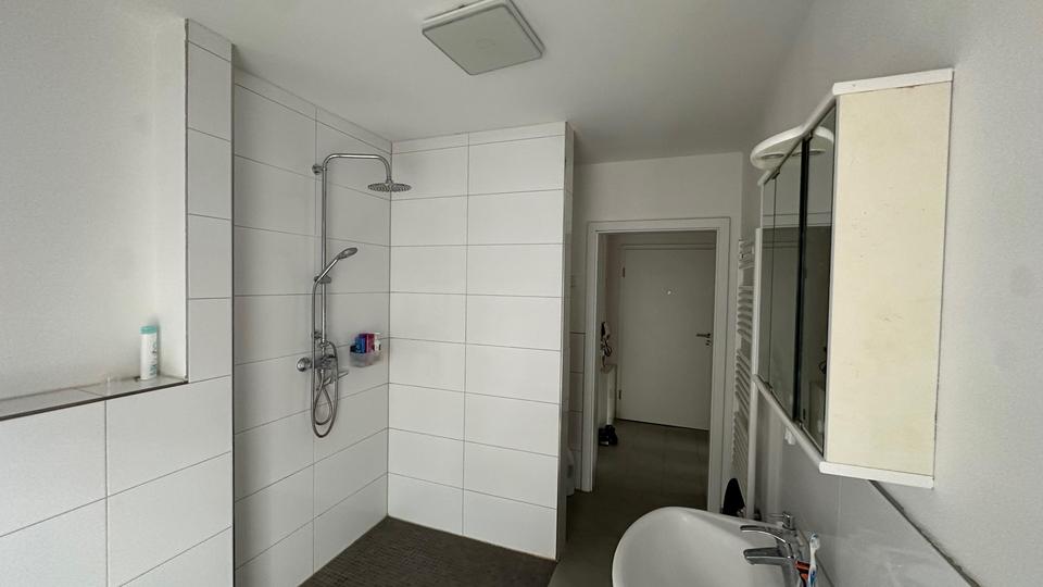 Komfort und niedrige Nebenkosten: Fußbodenheizung, Walkin-Bad, LAN, Sat, Lüftung, EEK A, Balkon 2 zimmer