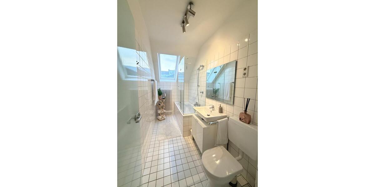 Dachgeschoßwohnung Düsseldorf - 2.5 Zimmer, 72 m&sup2;, 1.650&euro; | Angebot:24707776