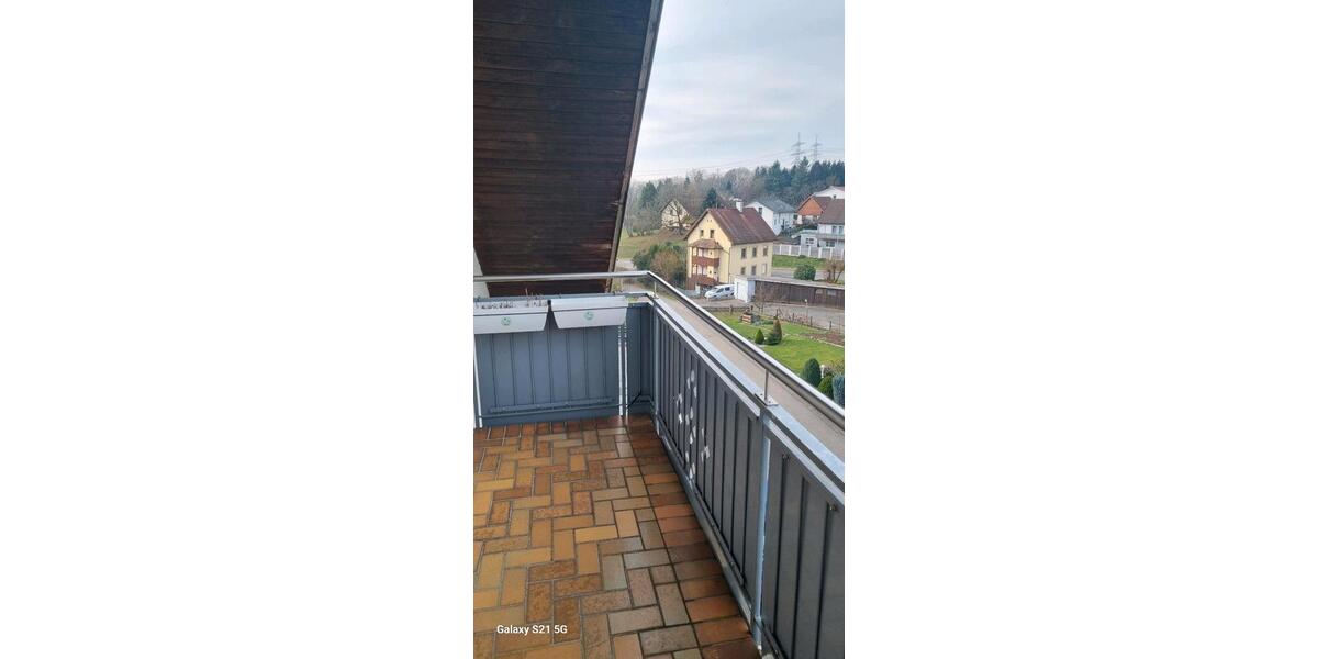 schoene Dachgeschoss Wohnung in Niederhof ab April 3 zimmer