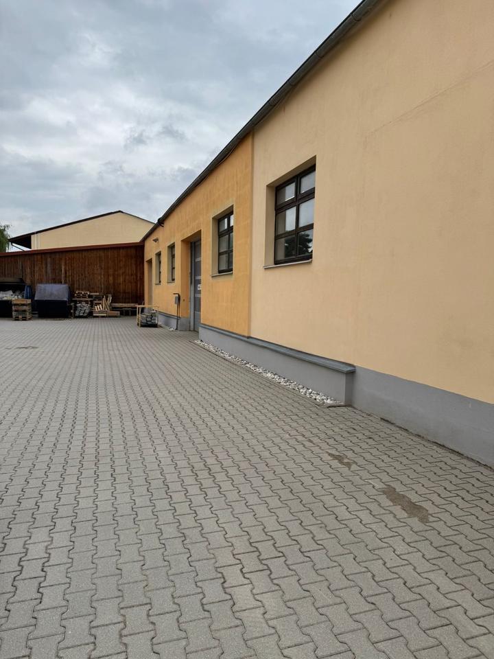 Gewerbehalle in Autobahnnähe