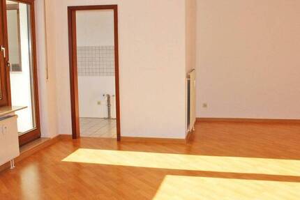 Attraktive 2,5-Zimmer-Wohnung mit Südbalkon und Tiefgaragenstellplatz - ideal für Singles oder Paare
