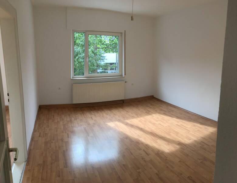 HELLE 2 Zimmerwohnung - GROSSE WOHNKÜCHE MIT EINBAUKÜCHE - TAGESLICHTBAD