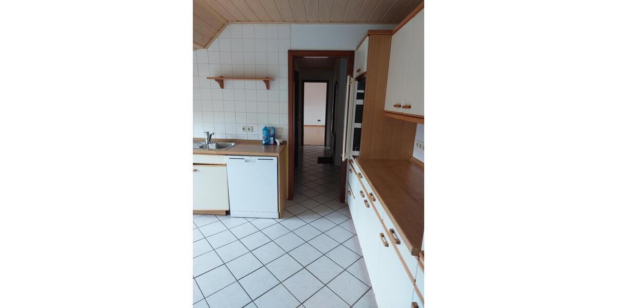 große 2-Zimmer-Dachgeschoßwohnung mit Balkon 1. Etage 2 zimmer