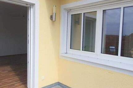 Schöne, helle Wohnung (4ZKB, Gäste-WC, Abstellr.) mit Balkon+Garage! Ruhig, mit Top-Verkehrsanbindg. 4 zimmer