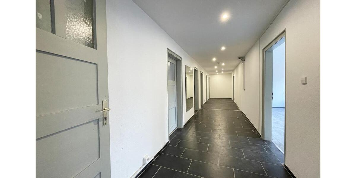 TOP-Gewerbehalle auf 752 m². Besonders hell. 3 Büros, Aufenthaltsraum, Toiletten. Stellplätze. zimmer