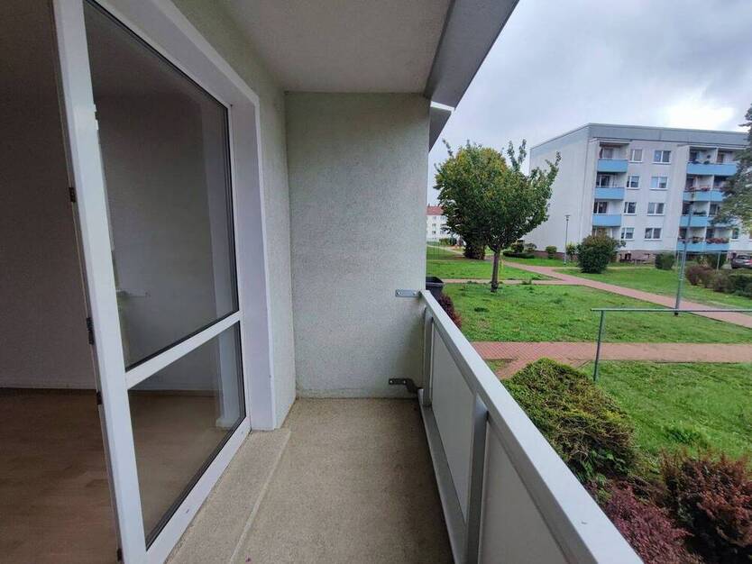 Erdgeschoßwohnung mit Balkon und Stellplätzen vor der Tür