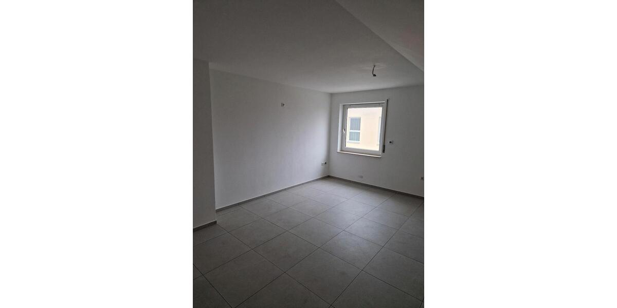 Dachgeschoßwohnung Hohenroth - 5 Zimmer, 90 m&sup2;, 600&euro; | Angebot:26468891