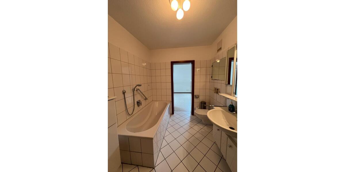 Dachgeschoßwohnung Lembruch - 5 Zimmer, 120 m&sup2;, 1.250&euro; | Angebot:26581880