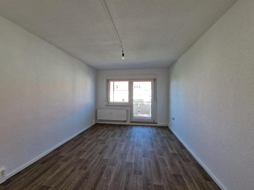 Plus 300 € Wunschgutschein* - Frisch renovierte 3-Zimmer-Wohnung mit Balkon und Tageslichtbad!