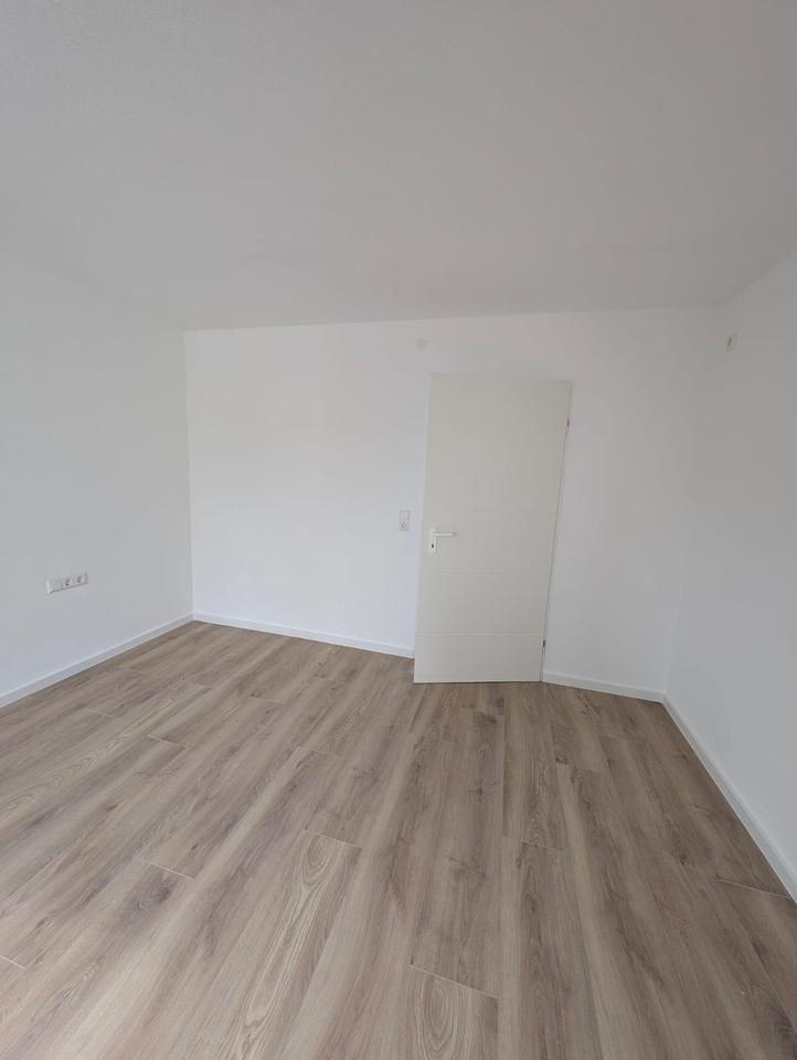 Erstbezug nach Sanierung mit Balkon: Schöne 2,5-Zimmer DG-Wohnung