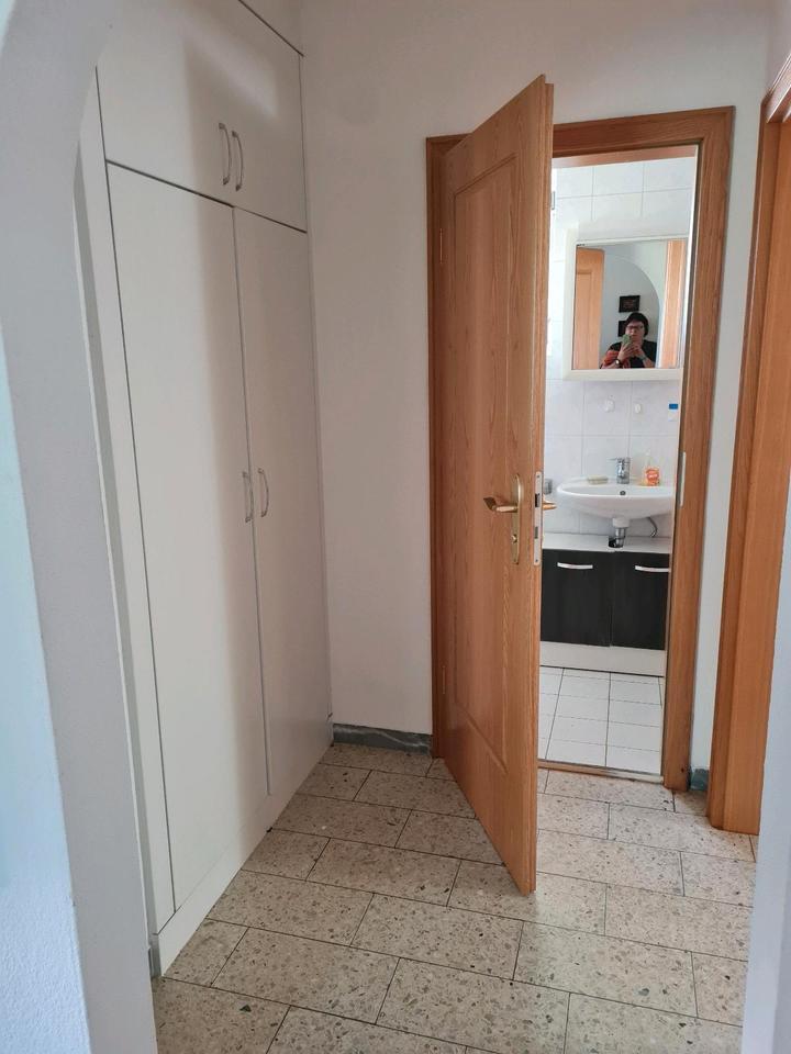 Möbliertes Zimmer mit Vorraum und eigenem WC