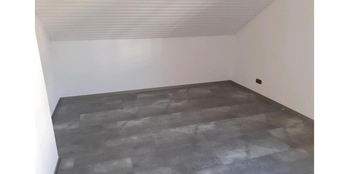 Helle 110 qm DG-Wohnung in 92660 Neustadt WN 4 zimmer