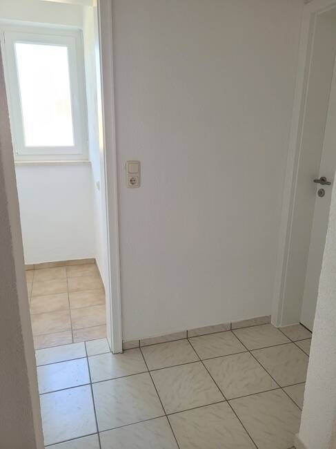 Helle Wohnung im Hochparterre eines neu renovierten 2-Parteien-Miethauses, mit Terrasse, Garten,etc!